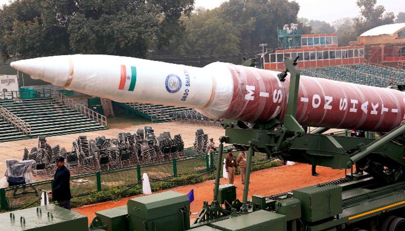 এ-স্যাট: এর পাশাপাশি এদিন বায়ুসেনা আরেকটি ট্য়াবলোয় দেখায় এ-স্যাট'কে। গত বছর মার্চ মাসে ভারত মিশন শক্তির অংশ হিসাবে এই ক্ষেপণাস্ত্রের পরীক্ষায় সফল হয়েছিল। মহাকাশেও কোনও শত্রুপক্ষকে আঘাত হানতে পারে এই ক্ষেপণাস্ত্র। এর ফলে ভারত এখন বিশ্বের চতুর্থ দেশ হিসাবে মহাকাশেও যুদ্ধ করতে সক্ষম।