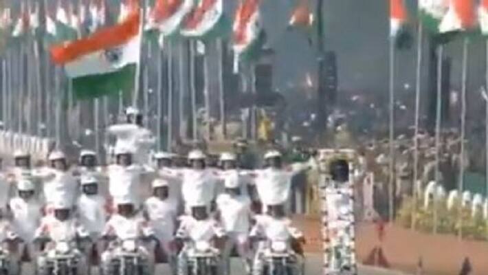 CRPF Women Bikers Team Performed Daredevil Stunts In Republic Day CRPF Women Bikers Team Performed Daredevil Stunts In Republic Day
