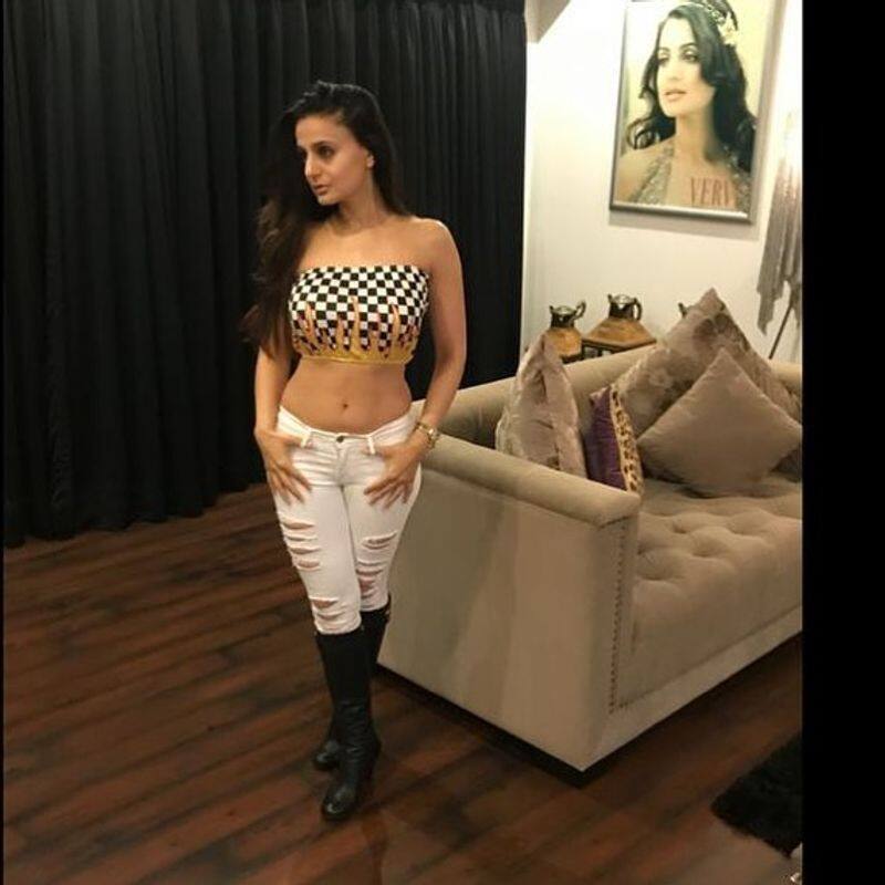 43 Years Actress Ameesha Patel Over Galmour Photo Going Viral