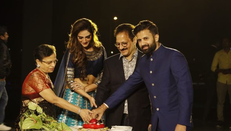এদিন ফ্যাশন শো-এর পর কেক কেটে সেলিব্রেশনে মালতেলন তাঁরা। নিজে হাতে শ্বাশুড়িকে কেক খাইয়ে দিলেন নুসরত।
