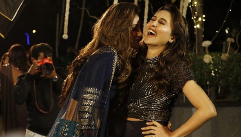 এই পার্টিতেই নিজেদের স্বপ্নের কথা জানান নিখিল নুসরত। কথায় কথায় উঠে আসে নুসরতের পোশাক ব্যবসায়ে আসার ইচ্ছের কথা। সেই কথা ফাঁস করেন মিমি চক্রবর্তী।