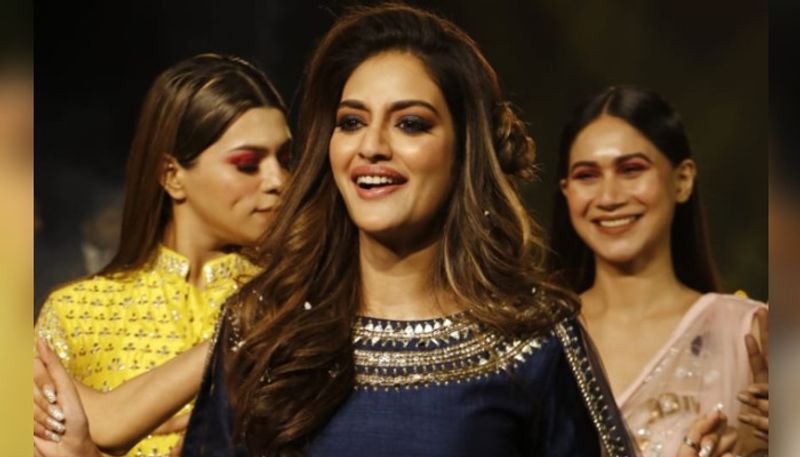 <p>নুসরত সাফ জানান, তিনি ঘুরতে গিয়েছেন, ছবি শেয়ার করেছেন, এটা তাঁর ব্যক্তিগত জীবন কার কী বলার থাকতে পারে। যশকে নিয়ে সাফ জানান তিনি। </p>