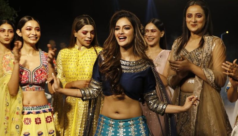 নুসরত ও নিখিলের ডিজাইন করা পোশাক পরেই এদিন পার্টিতে হাজির হয়েছিলেন মিমি চক্রবর্তী। সঙ্গে ছিলেন তনুশ্রী দত্ত। তাঁরাও এদিন নজর কাড়লেন হট লুকে।