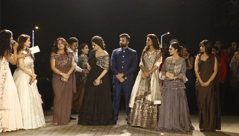 তাঁদের এই উদ্যোগের পাশে দাঁড়াতে এদিন ফ্যাশন শো-তে হাজির হয়েছিলেন একাধিক টলি-তারকা। মোট চার রাউন্ডে উপস্থাপনা করা হয় নতুন পোশাকের।