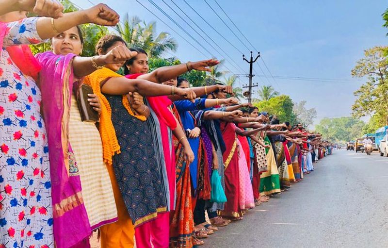 huge participation of people in LDF lead Human chain in Kerala against CAA