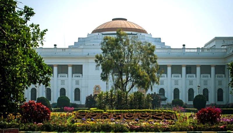 মন্ত্রীর সঙ্গে বিরোধী বিধায়কের হাতাহাতির উপক্রম, বিধানসভায় ধুন্ধুমার---- রাজ্যের মন্ত্রীর সঙ্গে বিরোধী দলের বিধায়কের কার্যত হাতাহাতির পরিস্থিতি বিধানসভায়। পরষদীয় প্রতিমন্ত্রী তাপস রায়ের সঙ্গে কংগ্রেস বিধায়ক মনোজ চক্রবর্তীর বচসার জেরে রীতিমতো তুলকালাম কাণ্ড। কোনওক্রমে পরিস্থিতি সামাল দেন অন্যান্য বিধায়করা। ঘটনার জেরে পরিষদীয় প্রতিমন্ত্রী তাপস রায়কে দেড় আনার মন্ত্রী বলে কটাক্ষ করলেন বাম বিধায়ক সুজন চক্রবর্তী। এ দিন বিধানসভায় রাজ্য বাজেট নিয়ে আলোচনা হওয়ার কথা ছিল। সেই মতো নির্দিষ্ট সময়েই বিধানসভায় চলে আসেন বিরোধী দলের বিধায়করা। অভিযোগ, বিরোধীরা হাজির থাকলেও বিধানসভায় হাজির ছিলেন না অধিকাংশ মন্ত্রী। মুখ্যমন্ত্রী মমতা বন্দ্যোপাধ্যায়ও বাঁকুড়ায় ছিলেন। এই অবস্থায় বাজেটের মতো গুরুত্বপূর্ণ বিষয় নিয়ে আলোচনার জন্য কেন মন্ত্রীরা উপস্থিত নেই, তা নিয়ে প্রশ্ন তোলেন বিরোধী বিধায়করা। এর পরেই মন্ত্রীদের ডেকে পাঠান অধ্যক্ষ বিমান বন্দ্যোপাধ্যায়।