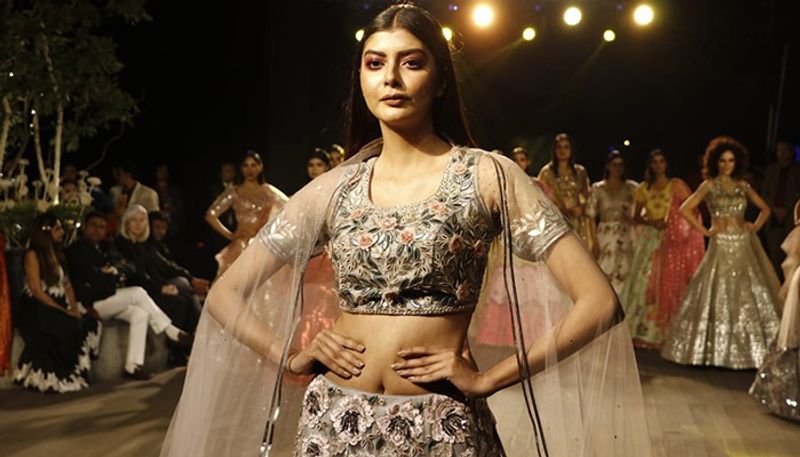 শনিবার কলকাতার বুকে এক পাঁচতারা হোটেলে সামেন এল নিখিল ডৈন ও নুসরত জাহানের নতুন ব্র্যান্ড ইউভ। সেই ব্র্যান্ডের পোশাকই সকলের নজর কাড়ল এইদিন।