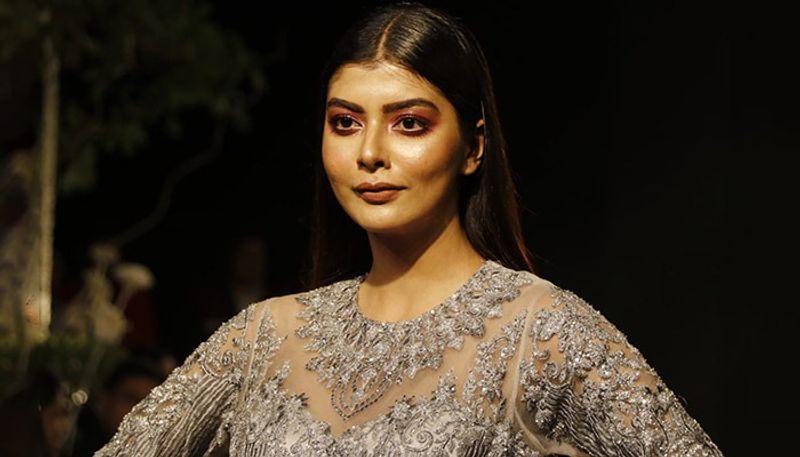 গতানুগতিক স্টাইল ভেঙে কিংবা ছকভাঙা স্টাইল স্টেটমেন্টই এবার সামনে নিয়ে এলেন নুসরত জাহান, সঙ্গ দিলেন নিখিল জৈন।