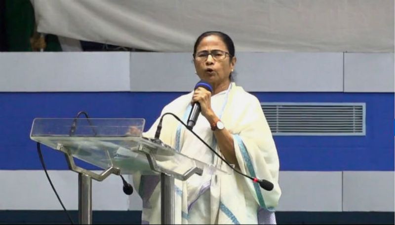 এবারও বইমেলায় বেস্টসেলার, রেকর্ড গড়ল মমতার বই---- অতীতের পথেই এবারও রেকর্ড পরিমাণ বই বিকোল মুখ্য়মন্ত্রী মমতা বন্দ্য়োপাধ্যায়ের। আগেও কলকাতা বইমেলায় তাঁর লেখা অধিকাংশ বইয়ের গায়ে বেস্ট সেলারের তকমা লেগেছে। এবারেও তার ব্যতিক্রম হল না। তথ্য বলছে, এবারে কলকাতা আন্তর্জাতিক বইমেলায় মুখ্যমন্ত্রীর ১০১টি বই বিক্রি হচ্ছে। গতবছর যে সংখ্যাটা ছিল ৮৮। এবার অবশ্য বইমেলায় মমতার সবথেক বিক্রিত বইয়ের নাম নাগরিকত্ব আতঙ্ক। জাগো বাংলার স্টল থেকে বিক্রি হয়েছে এই বই। জানা গেছে, মাত্র ৬দিনের বইয়ের সব কপি বিক্রি হয়ে গেছে। সব মিলিয়ে বইটির এক হাজারটি প্রতিলিপি ছাপা হয়েছিল। গত ৪ ফেব্রুয়ারি এই বইটি প্রকাশ করে দে-জ পাবলিকেশন।