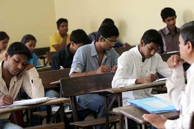विशाल खबरों से खुद को अपडेट रखते थे। इसके लिए वो रोजाना न्यूजपेपर पढ़ते हैं, यही नहीं वो मानते हैं कि देश-दुनिया की खबरों के लिए अखबार रोजाना पढ़ना चाहिए। असिस्टेंट कमांडेंड परीक्षा को पास करने वाले विशाल पहले सेना में जाना चाहते थे लेकिन एनडीए की परीक्षा में फेल होने की वजह से वो नहीं जा पाए। विशाल देश के आंतरिक सुरक्षा में खास रुचि रखते हैं ऐसे में वो देश के लिए कुछ नया करना चाहते हैं।
(Demo Pic)