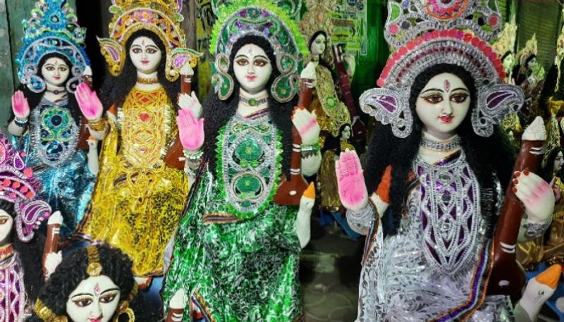 হাতে আর মাত্র একটা রাত। এরই মাঝে বাড়ি থেকে স্কুল কলেজ সবস্বতী কেনার হিরিকে রাস্তায় রাস্তায় জানজট।