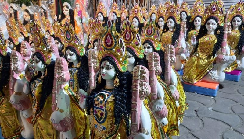 খানিক বড় সবস্বতীর দাম পড়ছে ২৫০ টাকা থেকে ৪০০ টাকার মধ্যে।