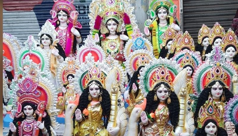 শেষ রাতে মাতৃপ্রতীমার ওপর মিলছে বিস্তর ছাড়। এক বেগদ সরস্বতীর দাম পড়ছে ৭০ থেকে ১০০ টাকা।