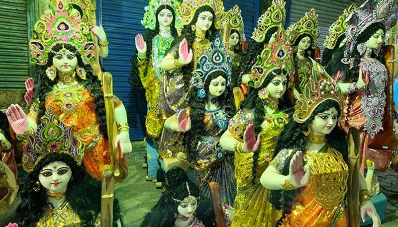 বড় ঠাকুরের ক্ষেত্রে দাম নির্ভর করছে তার সাইজ, সাজের ওপর। তবুও শেষ বেলাতে সরস্বতী বিক্রির ঘটা বেড়ে উঠল। পাশাপাশি শেষ সময় ক্রেতাদের ভিড় বাড়ছে সর্বত্র।