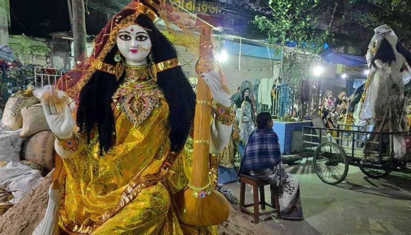 সোমবার সেভাবে বিক্রি হয়নি ঠাকুর। রবিবার থেকেই বসেছে রাস্তা জুড়ে সরস্বতীর মেলা। মঙ্গলবার হু-হু করে বিকচ্ছে প্রতীমা।