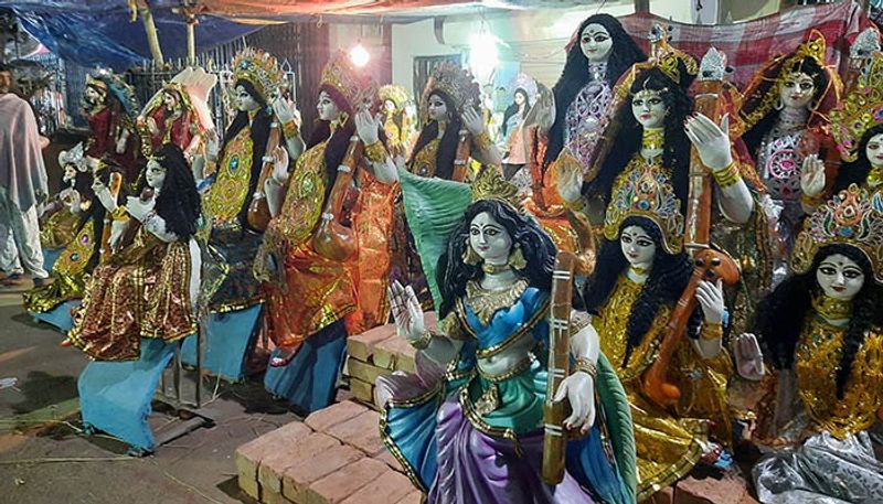 পড়ুয়াদের ঢল রাস্তায় রাস্তায়। শেষ সময় দাম কমেছে বিস্তর। বুধবার বৃষ্টির সম্ভাবনা। তাই মঙ্গলবারই কেনাকাটার পর্ব সারছেন সকলে।