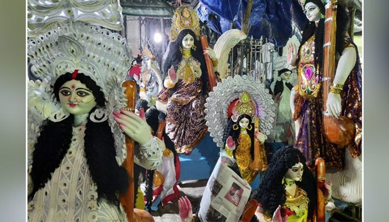 বাড়ি থেকে শুরু করে স্কুল কলেজ, একে একে প্রতীমা পাড়ি দিচ্ছে সর্বত্র।