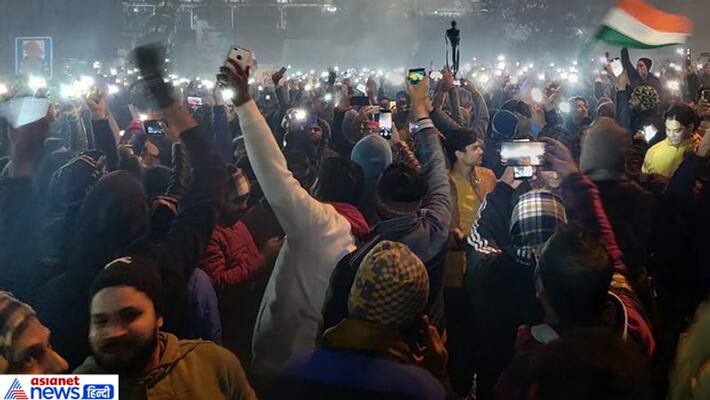 a man entered with gun at Shaheen Bagh protestors a man entered with gun at Shaheen Bagh protestors
