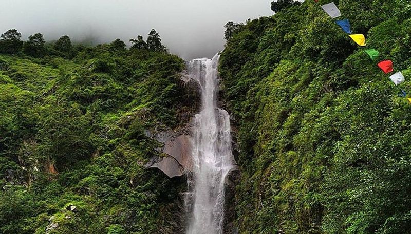 যাত্রাপথে পড়ে একাধিক ঝর্ণা। লাচুং যাওয়ার পথ বেশ সুন্দর। এর দূরত্ব ১৫০ কিলোমিটার।