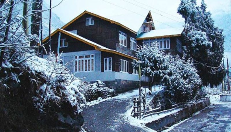 নির্দিষ্ট কয়েকটি হোটেল ছাড়া এখানে থাকার জায়গা নেই। তাই আগে থেকে প্যাকেজ বুকিং করেই আসতে হয় এখানে।