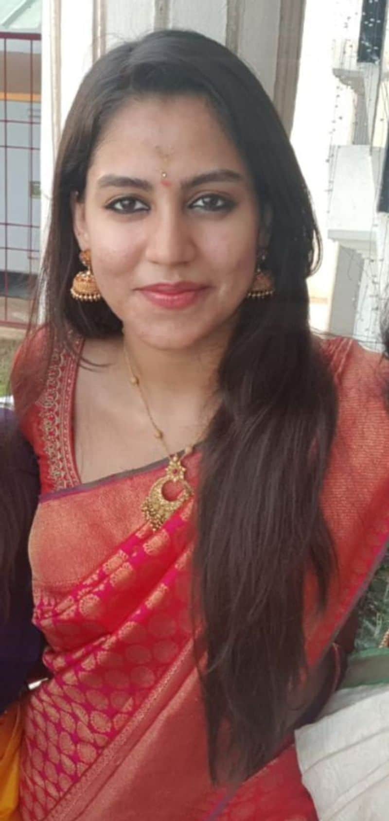 ರೇವತಿ ವಿಜಯನಗರ ಶಾಸಕ ಎಂ.ಕೃಷ್ಣಪ್ಪ ಅವರಿಗೆ ಸಂಬಂಧದಲ್ಲಿ ಮೊಮ್ಮಗಳಾಗುತ್ತಾರೆ.