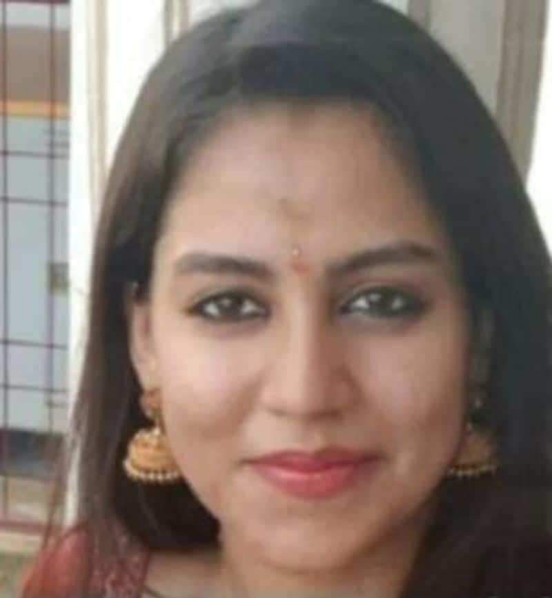 ರೇವತಿ ಎಂಸಿಎ ಪದವೀಧರೆ.
