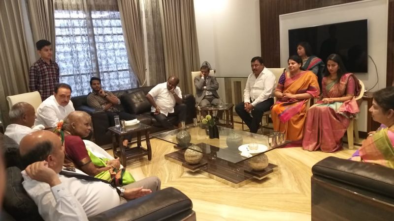 ಬೆಂಗಳೂರಿನ ಮಲ್ಲತಳ್ಳಿಯಲ್ಲಿರುವ ವಧುವಿನ ಮನೆಗೆ ದೇವೇಗೌಡರು, ಅವರ ಪತ್ನಿ, ಕುಮಾರಸ್ವಾಮಿ, ನಿಖಿಲ್ ಕುಮಾರಸ್ವಾಮಿ, ದೇವೇಗೌಡರ ಪುತ್ರಿಯರಾದ ಅನುಸೂಯ, ಶೈನಜಾ ಭೇಟಿ ನೀಡಿ ಮಾತುಕತೆ ನಡೆಸಿದ್ದರು.