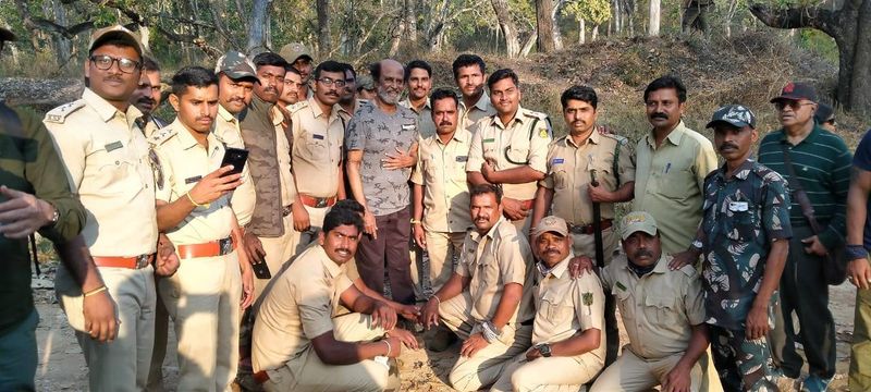 ಅರಣ್ಯ ಇಲಾಖೆ ಸಿಬ್ಬಂದಿ ಜೊತೆ ಆತ್ಮೀಯವಾಗಿ ಬೆರೆತ ರಜನಿ