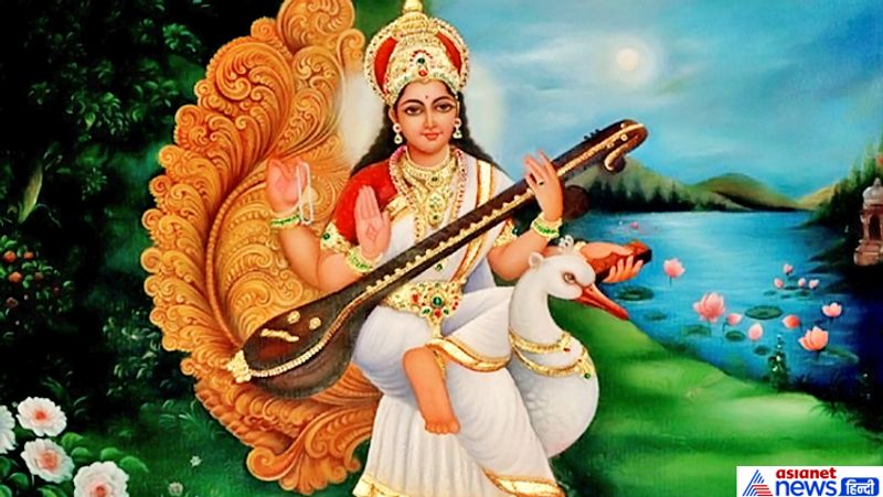 ಸರಸ್ವತಿ ಮಾತೆಯ ಮುಂದೆ ಎರಡು ದೀಪ ಬೆಳಗಿಸುವುದು ಬುದ್ಧಿಯನ್ನು ತೀಕ್ಷ್ಣಗೊಳಿಸುತ್ತದೆ ಮತ್ತು ಯಶಸ್ಸನ್ನು ತರುತ್ತದೆ. 