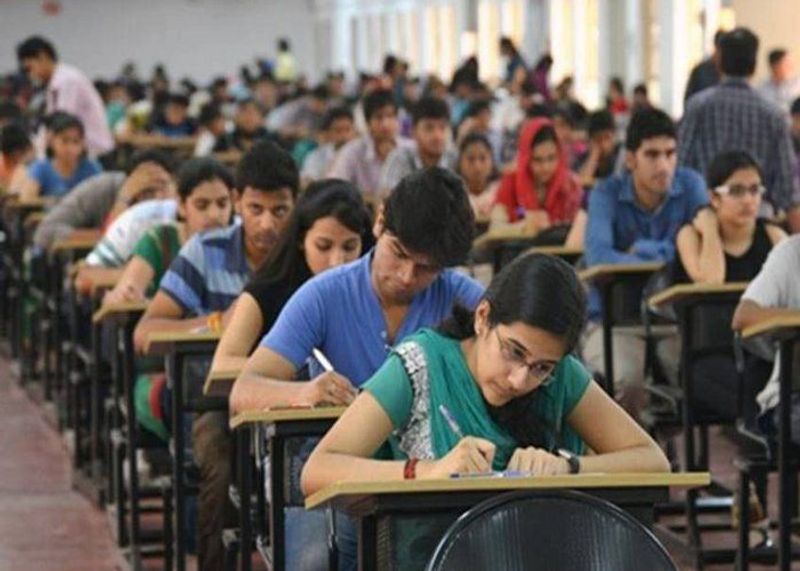 बस कंडक्टर की खबर को देश के बड़े-बड़े मीडिया अखबार और वेबसाइट्स ने पब्लिश किया था। पोल खुलने के बाद सभी ने अपने अधिकारिक अकाउंट पर इस गलती के लिए माफी मांगी। बस कंडक्टर ने मीडिया और जनता दोनों के साथ झूठी कहानी बना खिलवाड़ किया। (प्रतीकात्मक फोटो)
