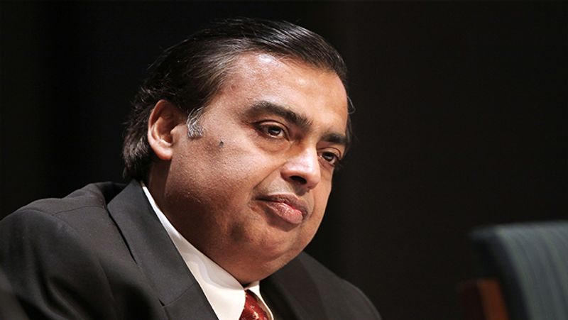 अगस्त में अंबानी ने शेयरधारकों को बताया कि रिलायंस और अरामको ने तेल और केमिकल डिवीजन में 20 प्रतिशत हिस्सेदारी के लिए गैर-बाध्यकारी सौदे के लिए सहमति व्यक्त की थी। लेकिन दिसंबर में, भारत सरकार ने एक अदालत से अनुरोध किया कि वह डील को रोकने में मदद करे ताकि मुंबई स्थित कंपनी के पास असंबंधित मामले में मध्यस्थता के दावों का भुगतान करने के लिए पर्याप्त संपत्ति हो। एक महीने बाद, रिलायंस के संयुक्त मुख्य वित्तीय अधिकारी वी। श्रीकांत ने संवाददाताओं से कहा कि लेनदेन मार्च तक पूरा होने की उम्मीद नहीं है।