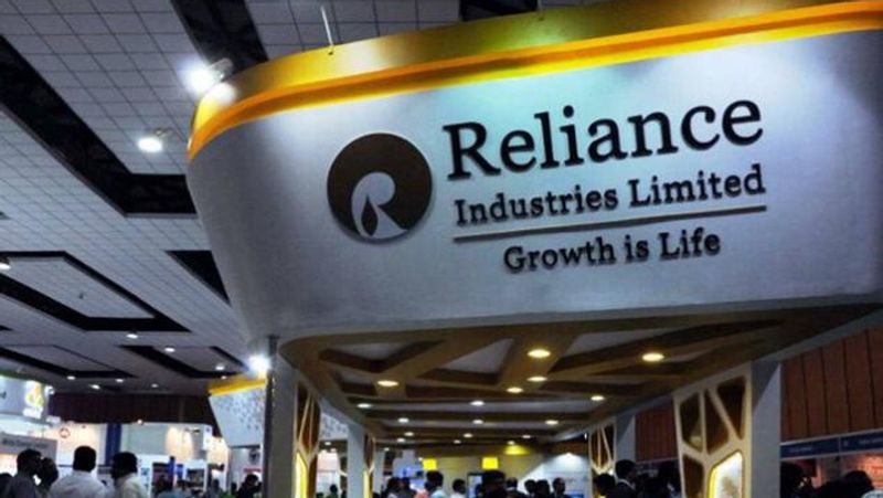 पिछले कुछ सालों से मुकेश अंबानी ने रिलायंस फ्यूल रिटेल बिजनेस से लेकर रिलायंस के मोबाइल फोन टावरों में 49 प्रतिशत हिस्सेदारी की बिक्री की है ताकि पिछले कुछ वर्षों में रिलायंस के टेलिकॉम जैसे नए सेक्टर में पैसा डाला जा सके। ताजा आकड़ो के मुताबिक, दिसंबर के अंत में रिलायंस समूह का कर्ज 43 बिलियन डॉलर था।