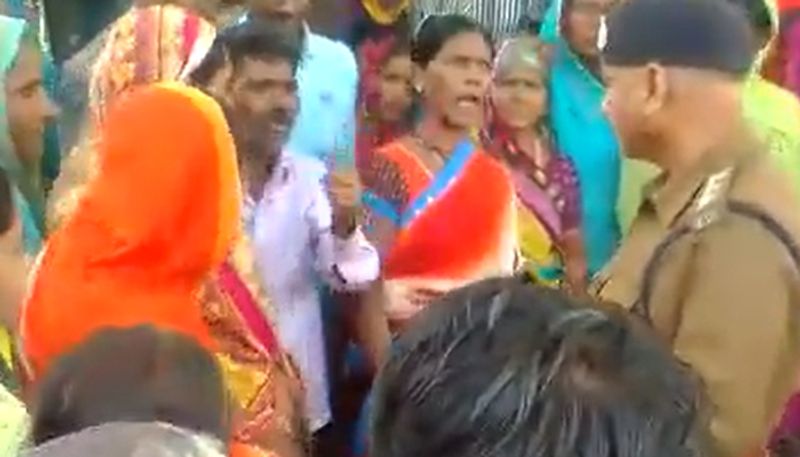 मनोहर इस बात से चिढ़ गया था क्योंकि उसे अपने ही घर से वोट नहीं मिले थे। जब उसने लोगों को धमकी देना शुरू की, तो पब्लिक का गुस्सा फूट पड़ा।