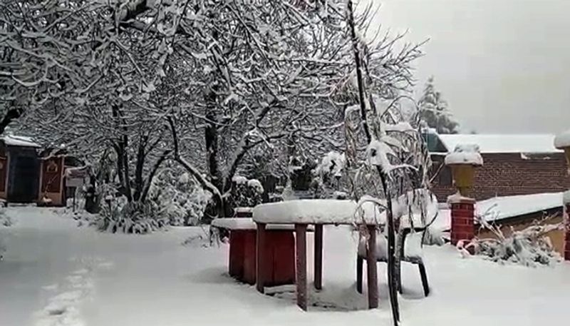 আবহাওয়ার পূর্বাভাস অনুযায়ী এখনই মিলবে না স্বস্তি। তুষারপাতের ফলে ঠাণ্ডা বেড়েছে পার্বত্য এলাকাগুলিতে।