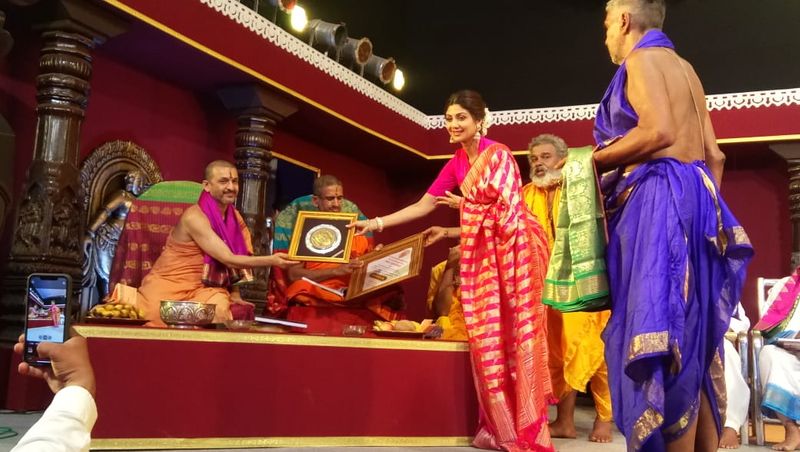 ನಟಿ ಶಿಲ್ಪಾಶೆಟ್ಟಿ ಅವರನ್ನು ಗೌರವಿಸಿದ ಪಲೀಮಾರು ವಿದ್ಯಾಧೀಶ ಶ್ರೀಗಳು ಮತ್ತು ಪೇಜಾವರ ವಿಶ್ವಪ್ರಿಯ ಶ್ರೀಗಳು.
