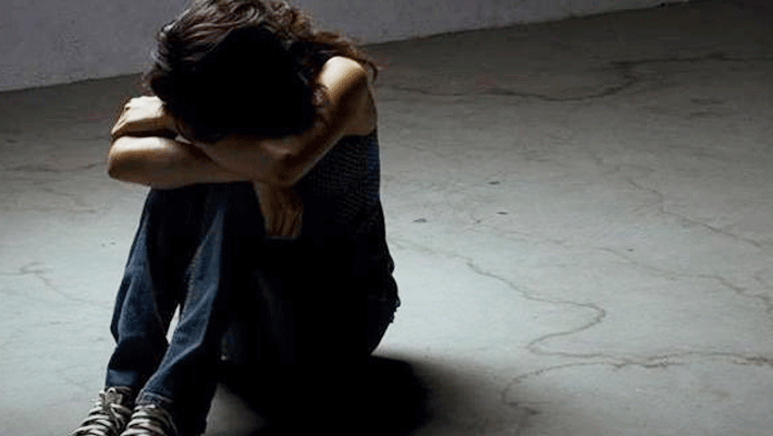 Family of rape accused man throws acid on survivor in Uttar Pradesh for not withdrawing complaint Family of rape accused man throws acid on survivor in Uttar Pradesh for not withdrawing complaint