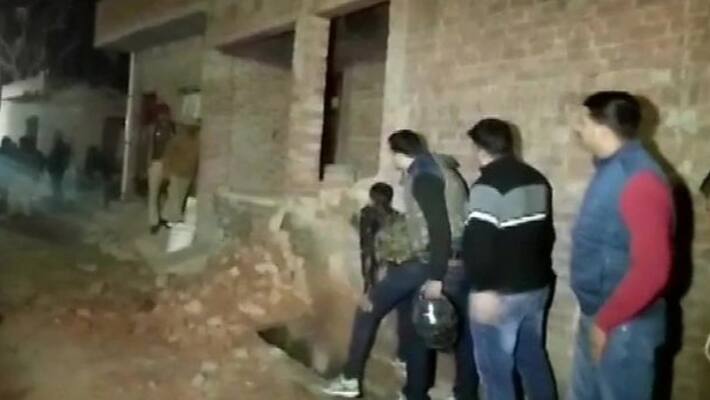Murder accused holds 20 children hostage in up Murder accused holds 20 children hostage in up