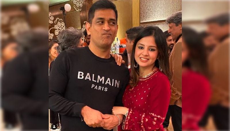 ms dhoni 10th wedding anniversary dhoni sakshi love story ms dhoni untold story fisrt meeting kpt