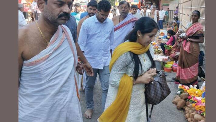 DK Shivakumar Family Visits Ganagapur Temple DK Shivakumar Family Visits Ganagapur Temple