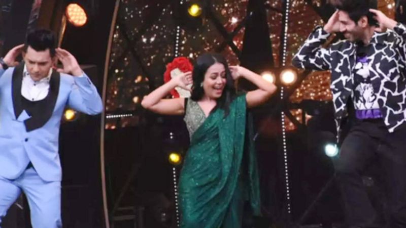 রিয়েলিটি শো-এর মঞ্চে আদর করে বিয়ের উপহারও দিয়েছেন কুমার শানু। যা নিয়ে ইতিমধ্যেই শোরগোল শুরু হয়ে গিয়েছে।