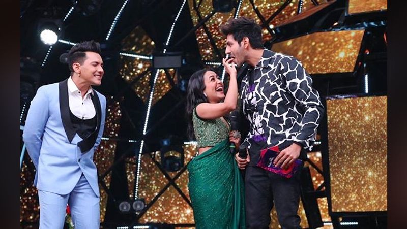 উদিত নারায়ন নিজে এই খবরটি অনুষ্ঠান মঞ্চে জানিয়েছিলেন।