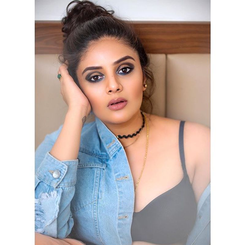 (Courtesy _ Instagram) ఎప్పటికప్పుడు ఫోటోషూట్ లలో పాల్గొంటూ తన ఫోటోలను అభిమానులతో షేర్ చేసుకుంటోంది. తాజాగా మరికొన్ని ఫోటోలను షేర్ చేసింది.