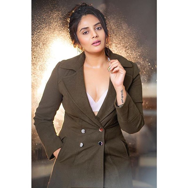 (Courtesy__Instagram) మోస్ట్ డిజైరబుల్ విమెన్ ఆన్ టీవీ గా నిలిచిన శ్రీముఖి కొన్ని హాట్ ఫోటోలను తన ఇన్స్టాగ్రామ్ లో షేర్ చేయగా.. ఈ ఫోటోలపై నెటిజన్లు ఒక్కొక్కరూ ఒక్కో విధంగా స్పందిస్తున్నారు.