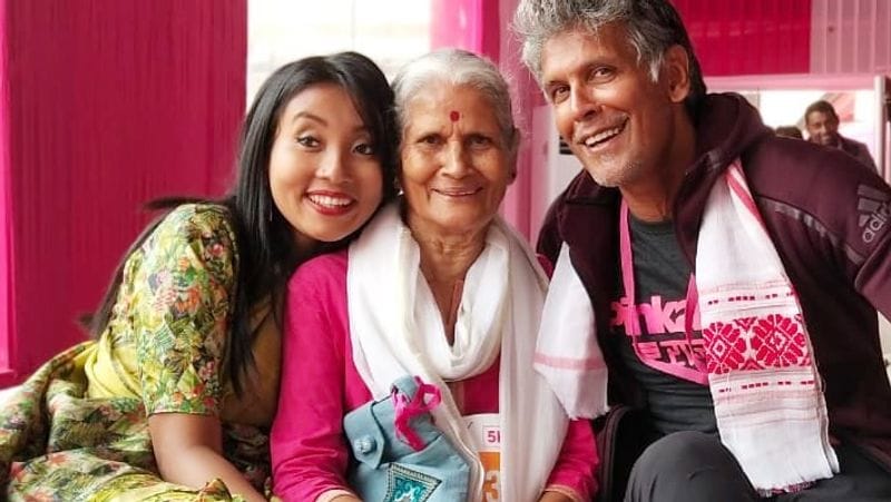 তিনি নাকি আগে কখনই কোনও বিষয় নিজের মা কেও কিছু বলেননি। তবে বিয়ের পর অনেকটাই বদলে গিয়েছেন মিলিন্দ।