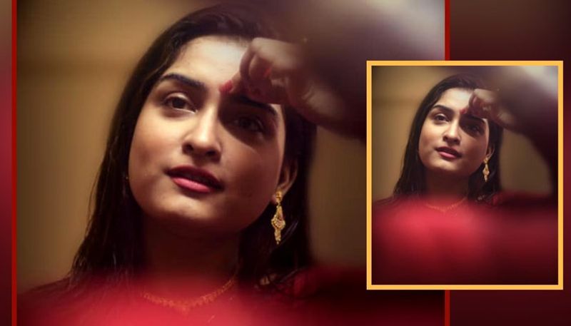 ছিমছাম সাজে দিব্যি মানিয়েছে অভিনেত্রীকে।