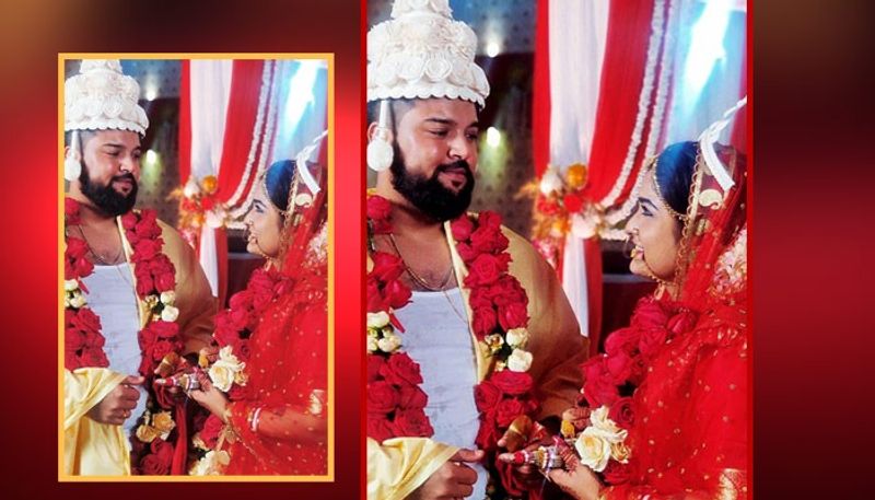 মালাবদলের পরে একে অন্যের দিকে তাকিয়ে ছবিতে পোজ দিয়েছে দেবপর্ণা- শুভ্রজ্যোতি।