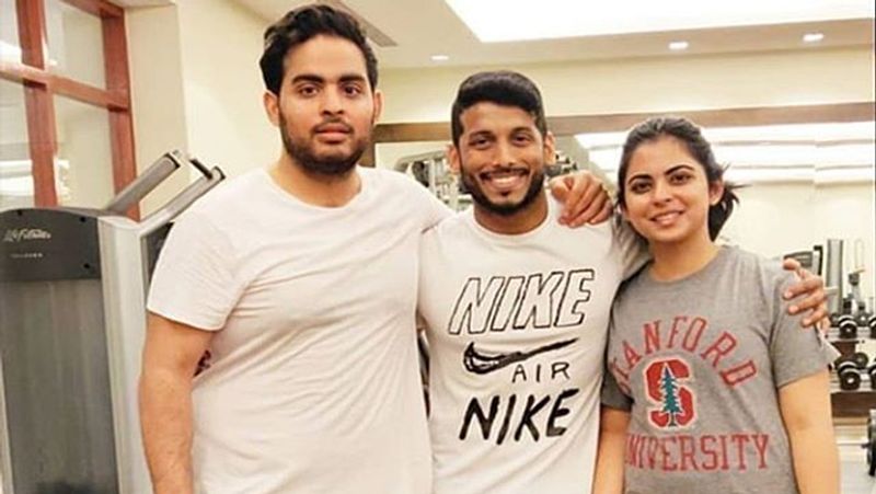बहन ईशा अंबानी के साथ आकाश की ये तस्वीर हाल ही में वायरल हुई थी। ये फोटो जिम में वर्क आउट के दौरान की है।