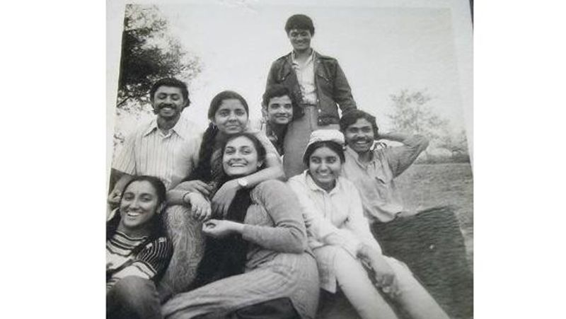 निर्मला की मां को पढ़ने का काफी शौक था। यही आदत उनकी बेटी को भी हुई। आज निर्मला जब भी खाली समय मिले, किताबों में डूब जाती हैं।
