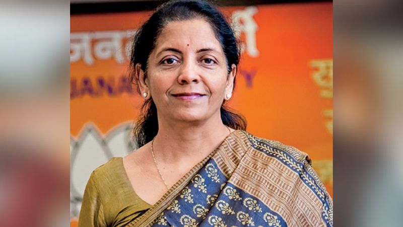 जब निर्मला सीतारमण पांचवीं कक्षा में थीं, तब उनके माता-पिता ने उन्हें मौसी के घर भेज दिया। इसके बाद तीन साल वो मद्रास रहीं, फिर तमिलनाडु के त्रिची में बस गईं।