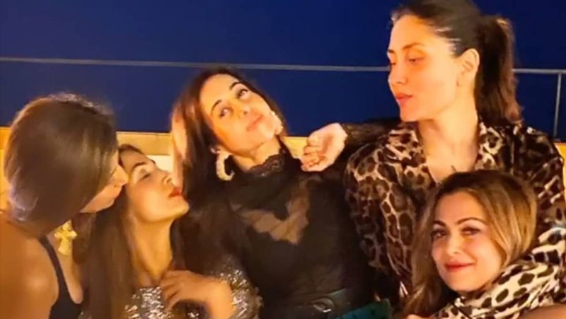 फ्रेंड्स के साथ पार्टी एन्जॉय करती मलाइका अरोड़ा और करीना कपूर।